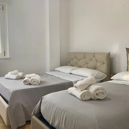 Sabbia E Sassi Прая-а-Маре